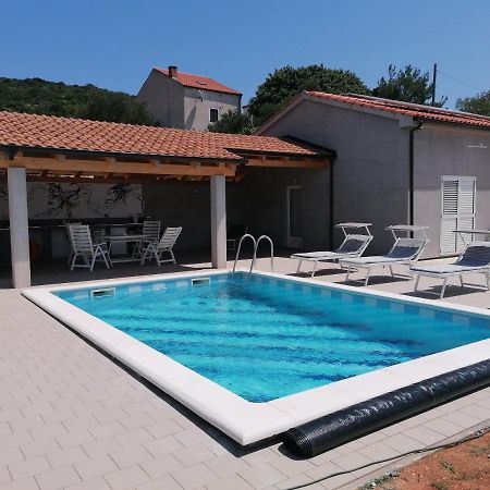 말리로시니 House With Pool 빌라 외부 사진