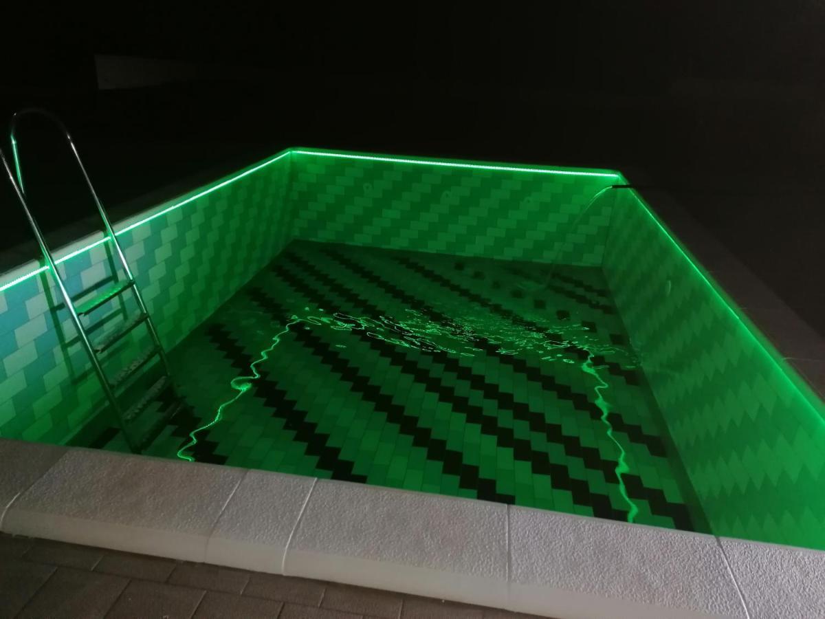 말리로시니 House With Pool 빌라 외부 사진