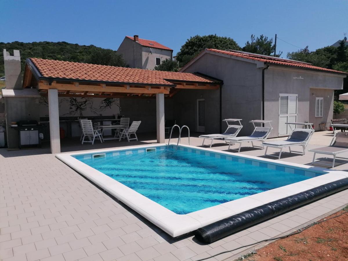 말리로시니 House With Pool 빌라 외부 사진
