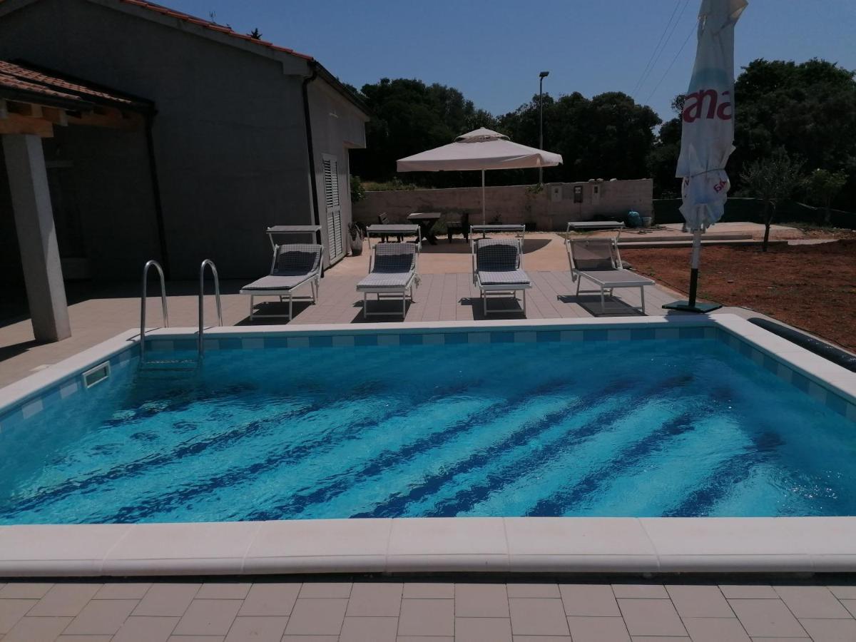 말리로시니 House With Pool 빌라 외부 사진