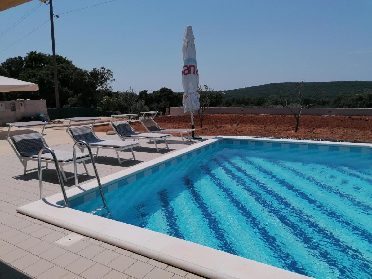 말리로시니 House With Pool 빌라 외부 사진